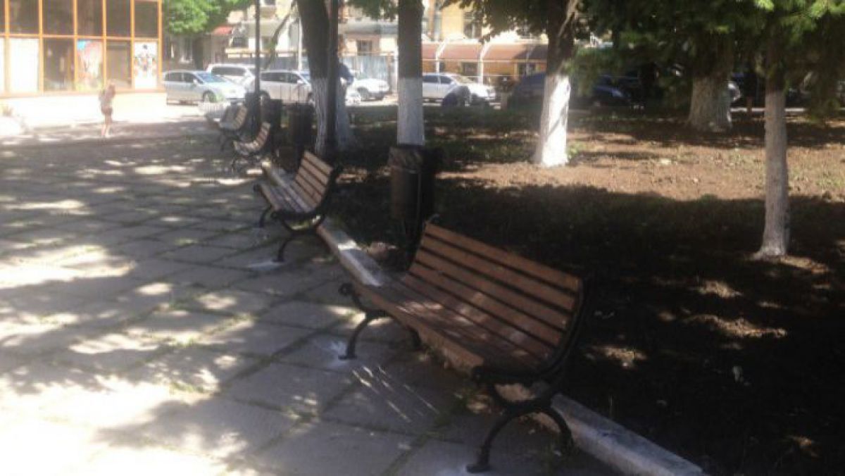 Scuarul Cehov, vandalizat. Un tânăr și-a recunoscut vina pe Internet
