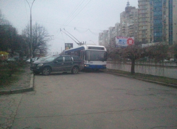 На Ботанике водитель заблокировал движение своим автомобилем