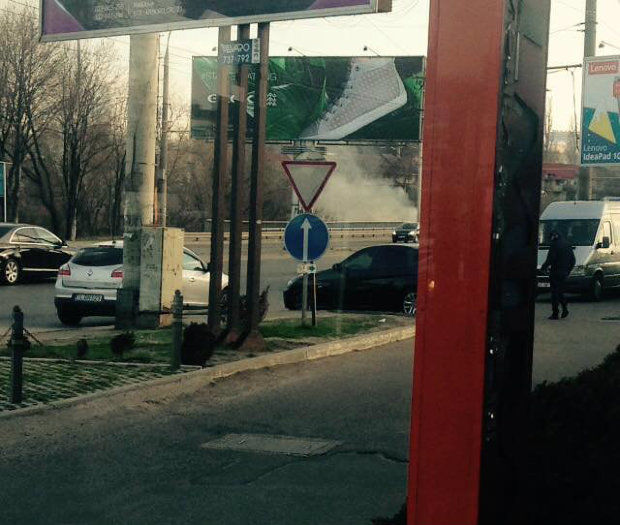 Под виадуком загорелся дом