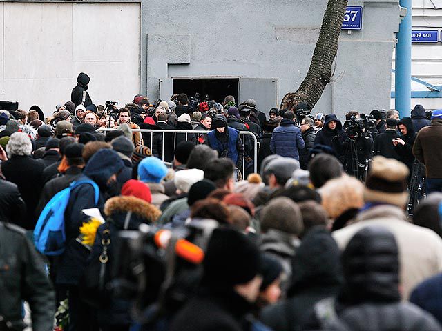 Гроб с телом Бориса Немцова после панихиды вынесли под крики "Герои не умирают!"