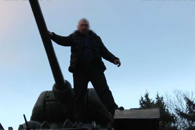 В Бельцах мужчина жарил курицу на Вечном огне