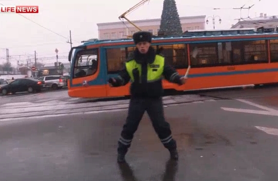 Un politist rus, filmat cum dansează în timp ce dirija circulația