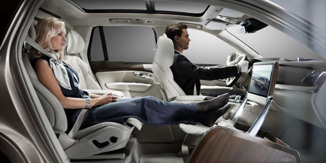 Volvo заменила правое переднее кресло на обувь и драгоценности
