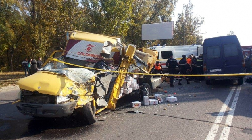 На Скулянке маршрутка столкнулась с грузовиком: 2 погибших