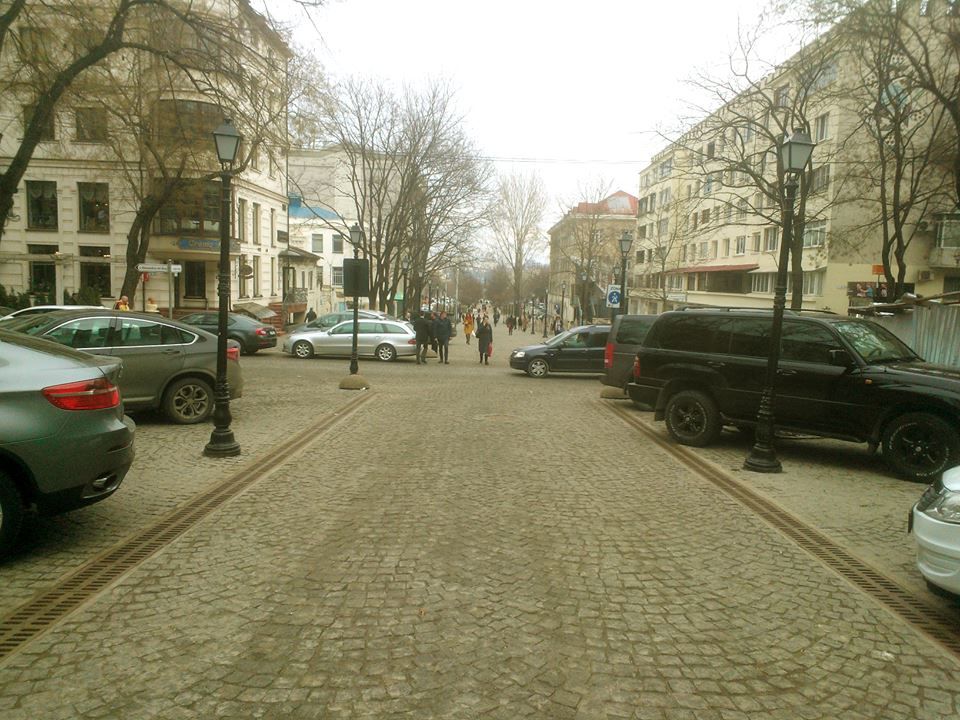 Strada pietonală din Chișinău, transformată în loc de parcare pentru mașini de lux