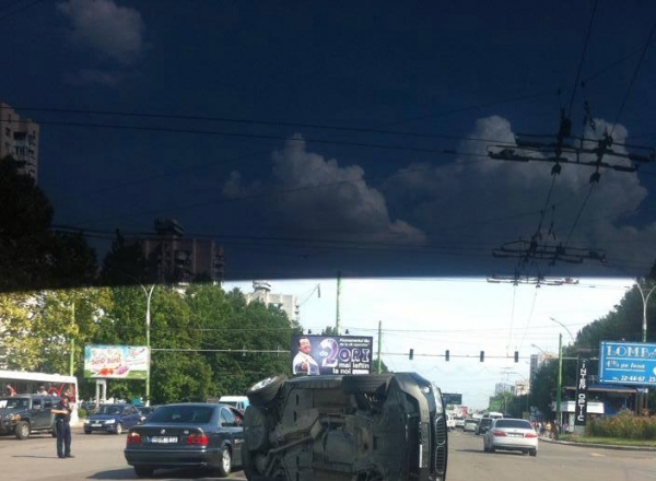 Un BMW, rasturnat in mijlocul strazii