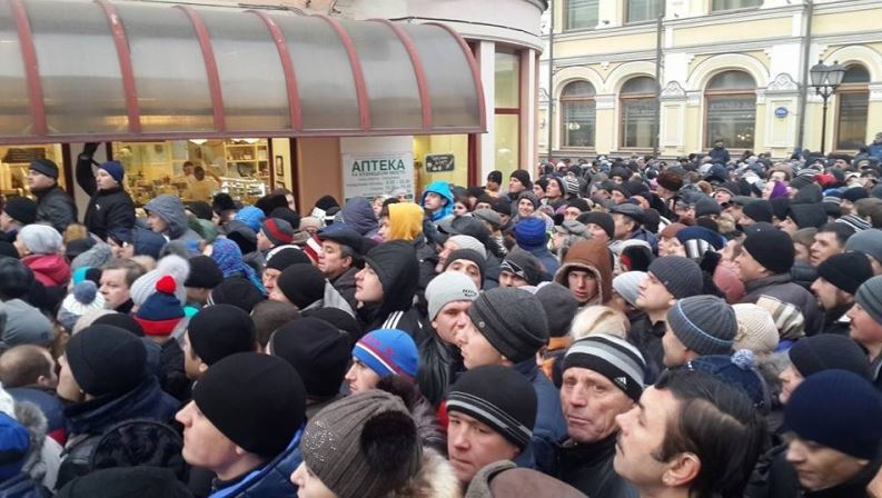На избирательных участках в Москве порядок наводит спецназ