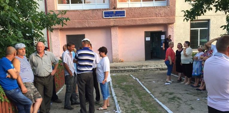 Драка на избирательном участке: сломаны урны, порваны бюллетени