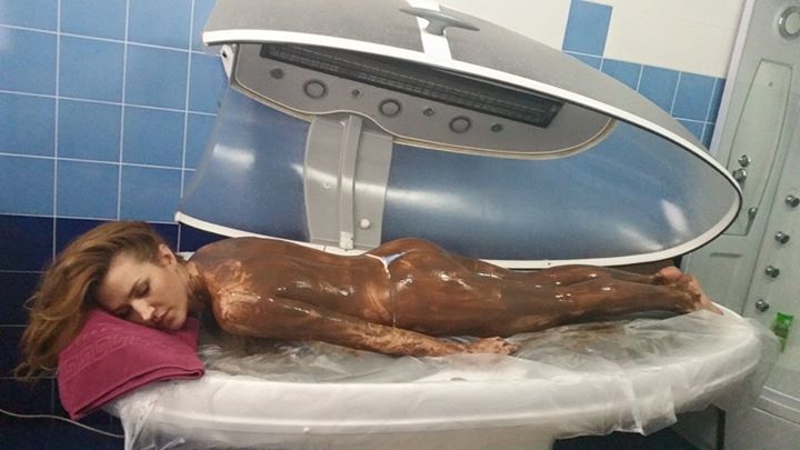 Tatiana Heghea, goală și murdară toată de ciocolată