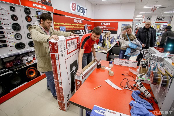 Белорусы в панике скупают технику и продукты питания