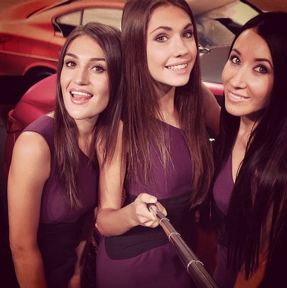 «Селфи» с самыми красивыми девушками Московского автосалона