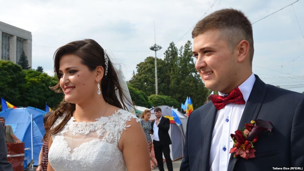 Doi manifestanți din PMAN s-au căsătorit printre corturi