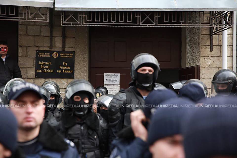 У суда на Рышкановке произошла потасовка протестующих с полицей