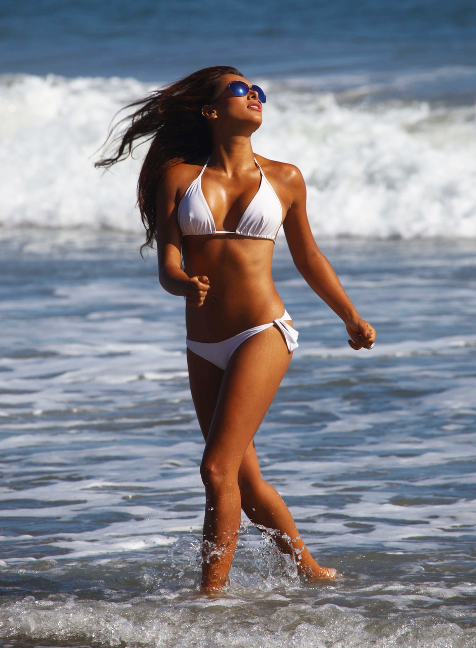 Un model celebru a golit plaja din Malibu, pentru o şedinţă ce stârneşte imaginaţia