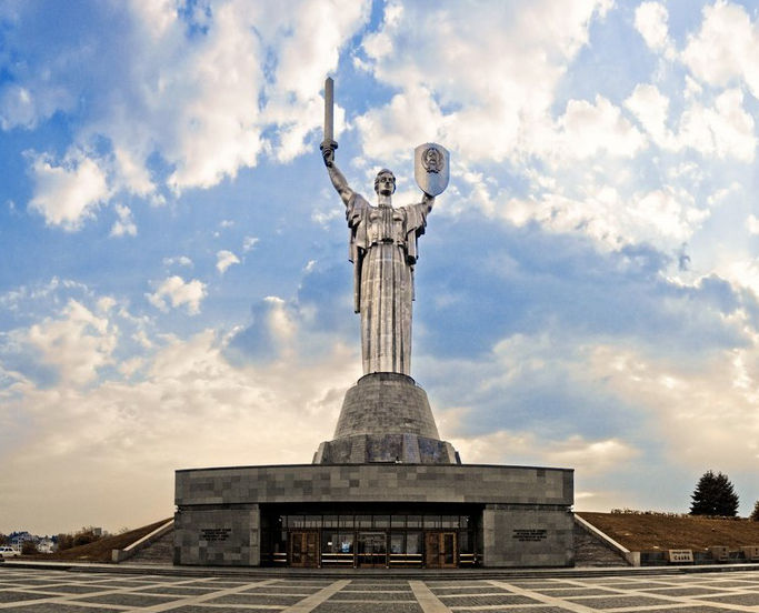 В Киеве уберут герб СССР с монумента «Родина-мать»