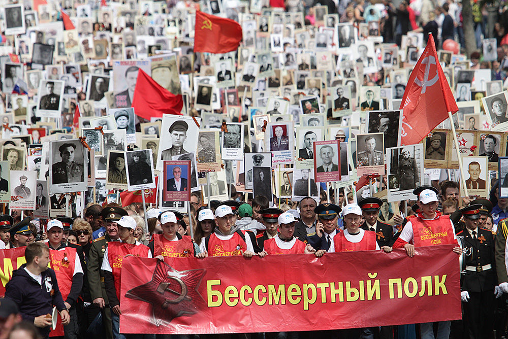 На шествие "Бессмертного полка" по Красной площади вышли 500 тысяч человек