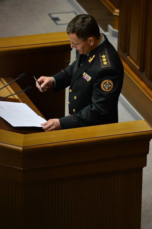 Новый министр обороны Украины после принятия присяги «расписался» закрытой ручкой