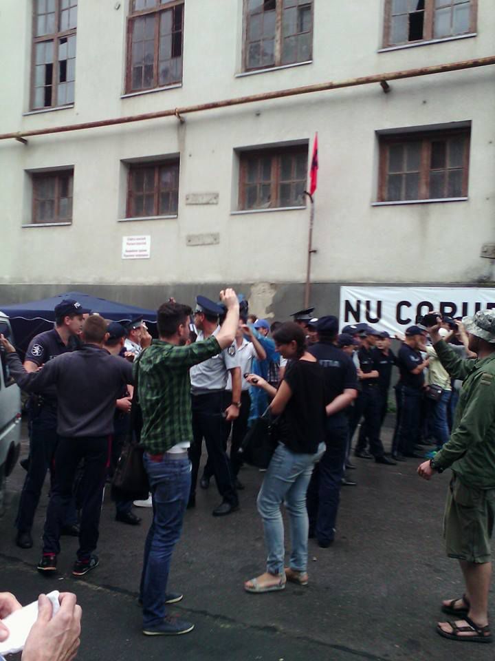 Protestatarii din fața casei lui Plahotniuc sunt evacuați. Îmbrânceli între polițiști și protestatari