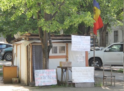 Фоторепортаж: Четыре года "протеста" в центре Кишинева