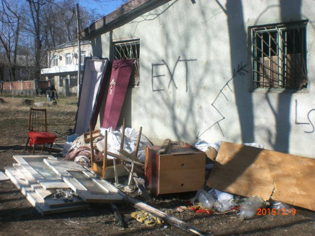 Во дворе жилого дома в Кишиневе две недели стоит гроб