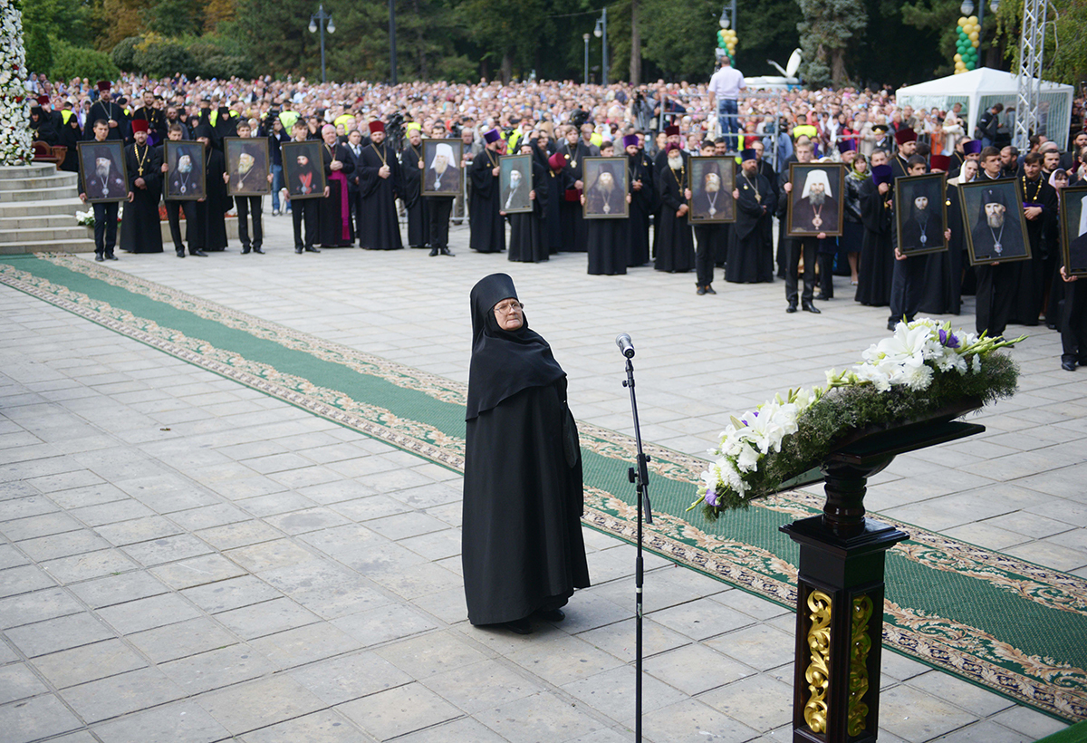 Фоторепортаж: Литургия на площади перед кафедральным собором Рождества Христова в Кишиневе