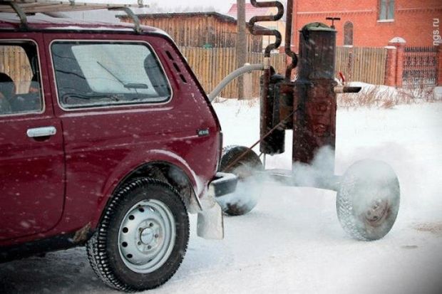 Șoferii și-au modificat mașinile ca să funcționeze pe bază de lemne