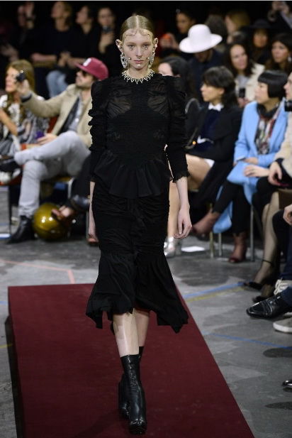 Украшения, броши и усы на лицо: странный показ коллекции от Givenchy
