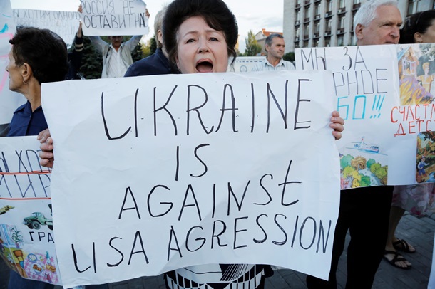 Митинг в Донецке: Кучме и Шуфричу показывали непристойные жесты