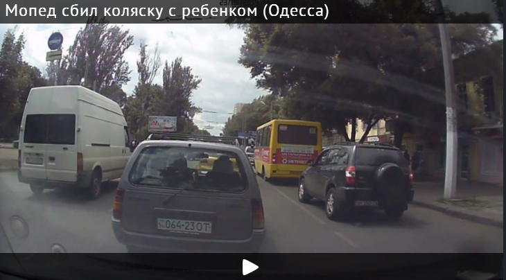 В Одессе мопед сбил коляску с ребенком