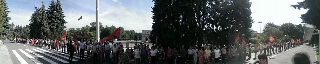 Протестующие против роста тарифов социалисты взяли в кольцо здание Правительства РМ