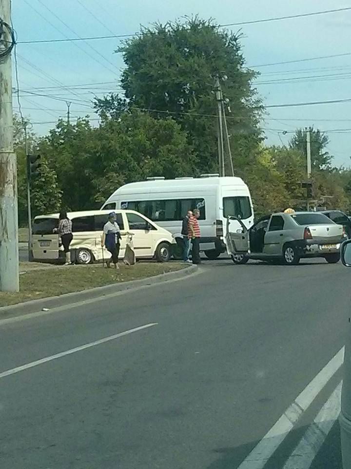 Accident în sectorul Ciocana al capitalei; Două persoane au ajuns la spital