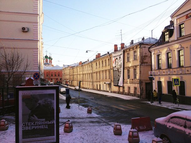 В Москве вывесили баннер с портретом Собчак и нецензурными словами
