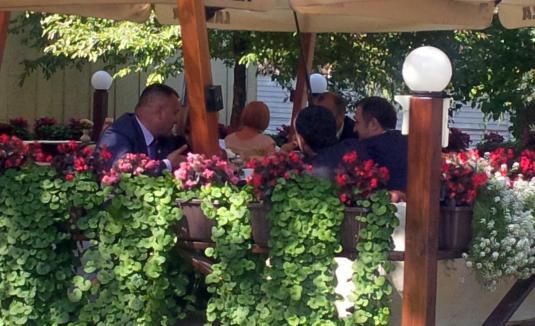 Vlad Filat, la terasă cu câțiva deputați comuniști