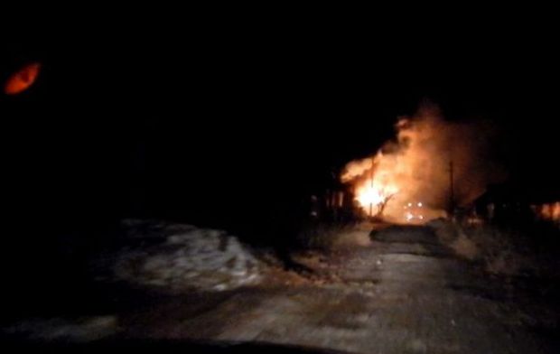 Вечерний ад в Донецке: в городе слышны взрывы, горят жилые дома