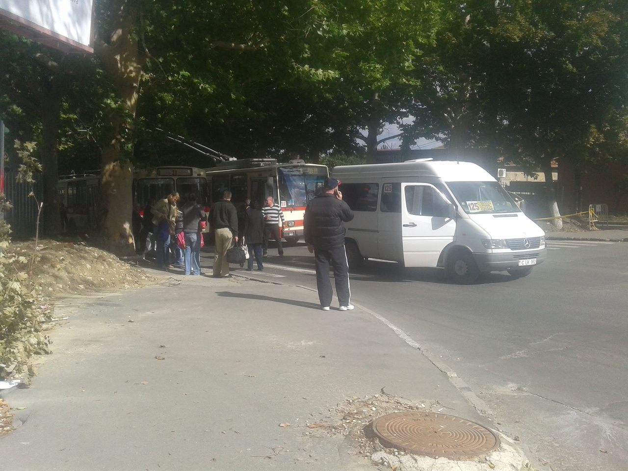 Accident în Capitală: Un microbuz de rută s-a tamponat cu un troleibuz