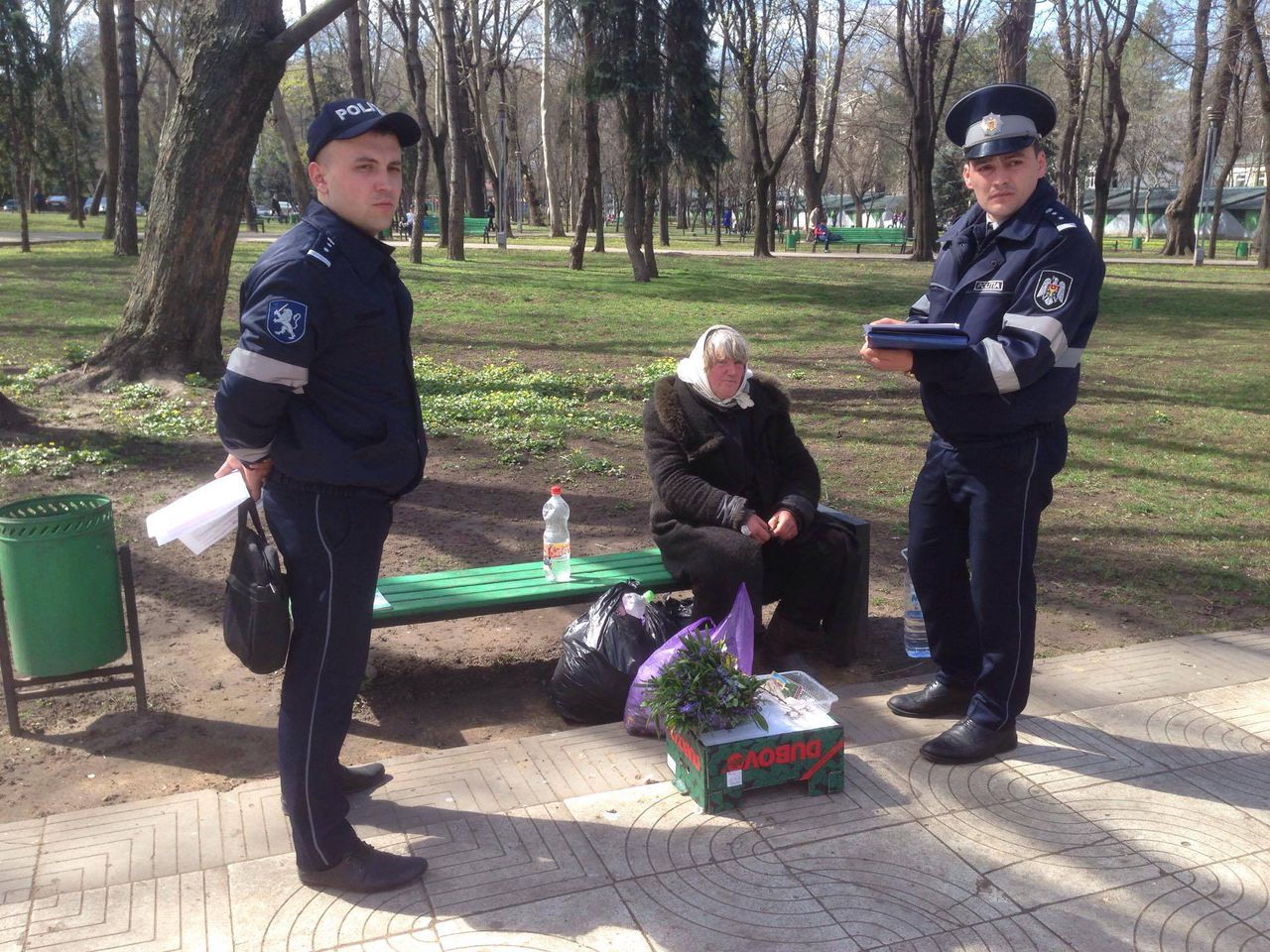 В центральном парке старушку штрафуют за продажу букетика цветов