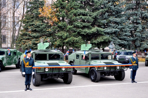 Молдавской армии передали американские военные Хаммеры