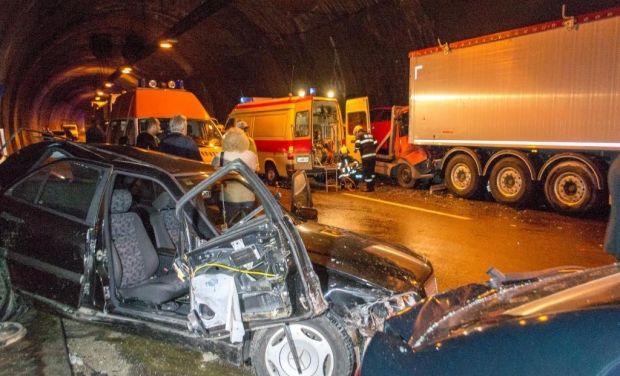 В Болгарии в тоннеле столкнулись 50 автомобилей