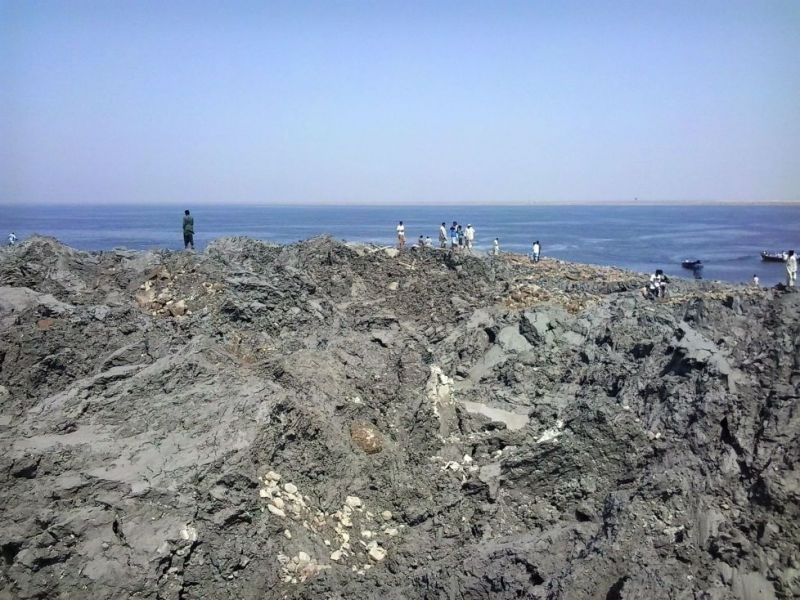 Primele imagini cu insula apărută în Marea Arabiei, după cutremurul din Pakistan