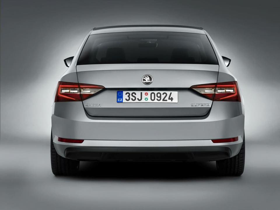 Опубликованы первые фотографии новой Skoda Superb