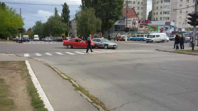 Două mașini de model BMW s-au ciocnit la Buiucani