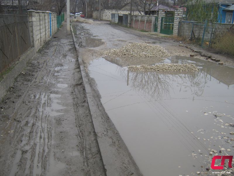 Ремонт улицы в Бельцах: щебёнку размазали по грязной жиже
