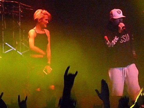 Лидер Limp Bizkit Фред Дерст вышел на сцену с плакатом "Крым = Россия"