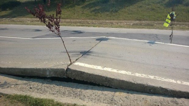 Canicula distruge unele portiuni de drum