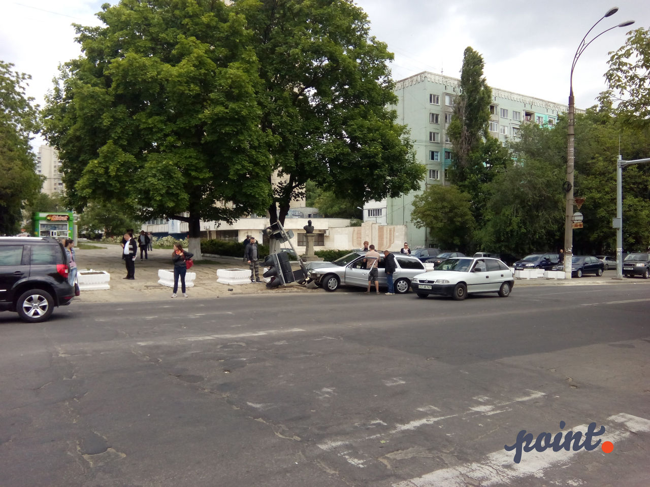 ДТП на Ботанике: автомобиль снёс светофор