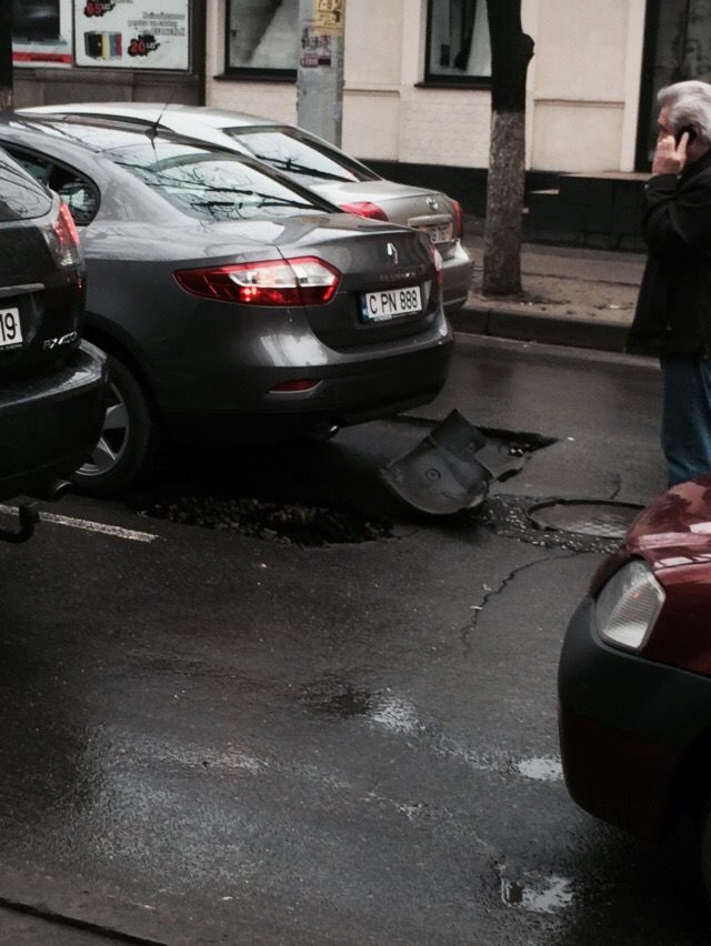 Se surpa asfaltul pe o strada din centrul capitalei