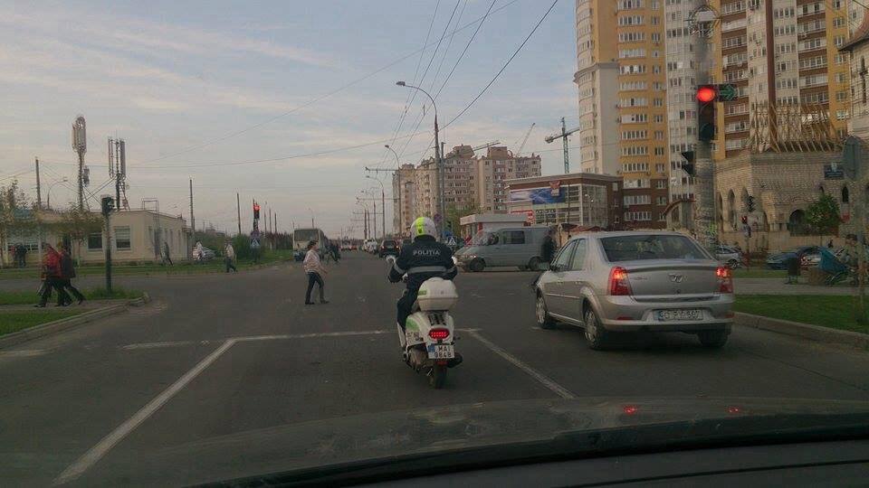 С приходом тёплой погоды молдавская полиция пересела на мопеды