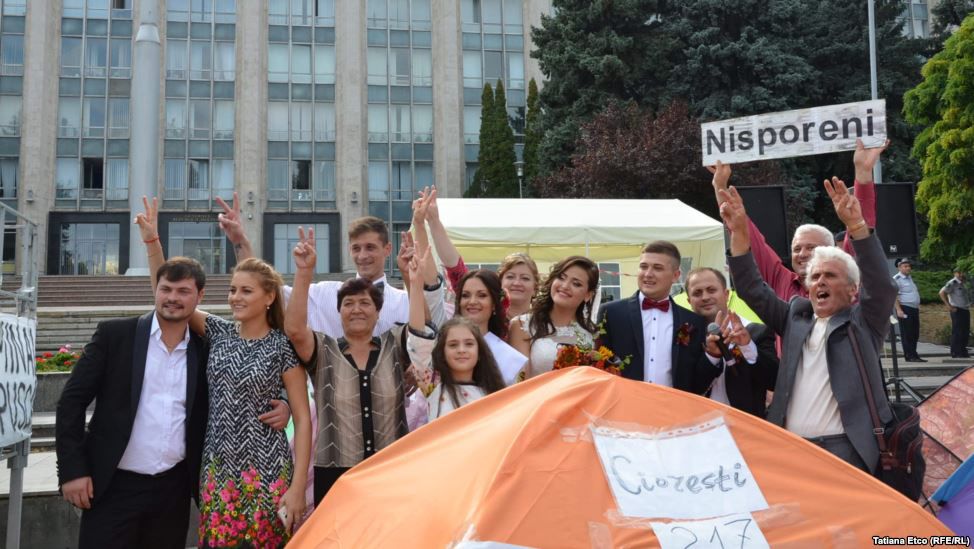 Doi manifestanți din PMAN s-au căsătorit printre corturi