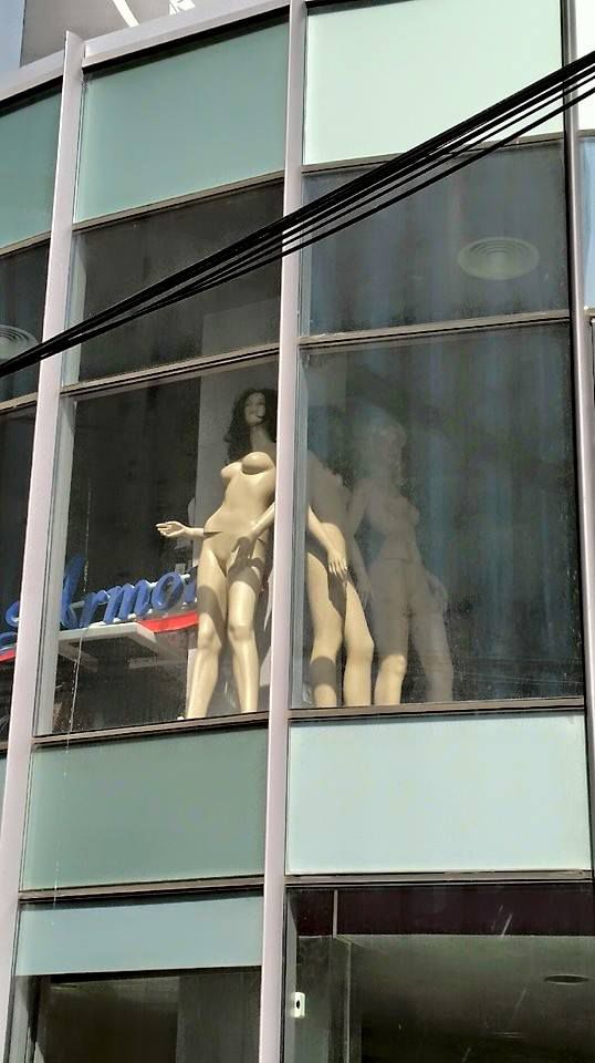Manechine nud, într-un centru comercial din Capitală