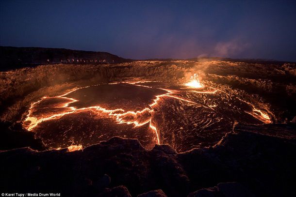 Фотограф-экстремал представил уникальные фото лавового озера